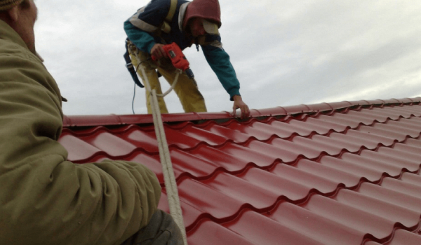 Local Roofers Compare & Contrast Metal And Asphalt Roofing